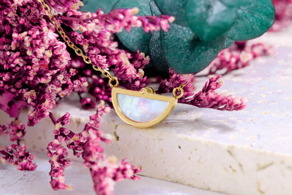 Nacre Kuori Fan Necklace