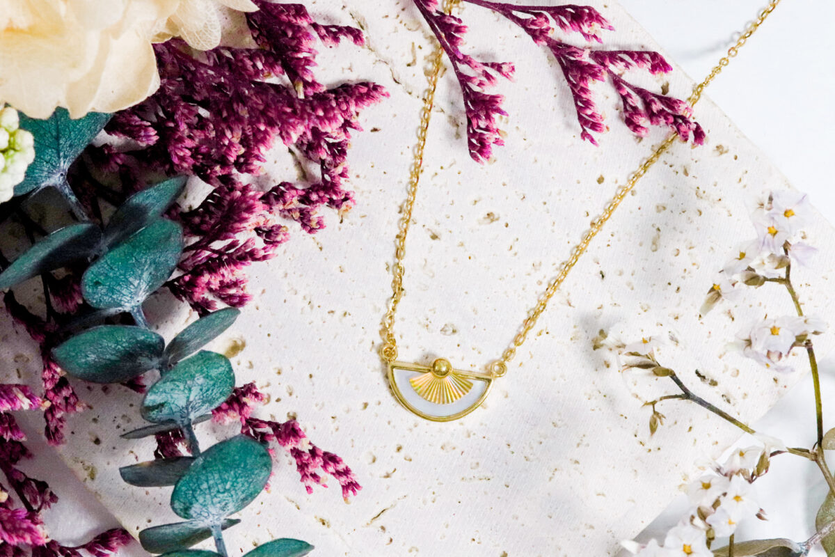Nacre Kuori Fan Necklace