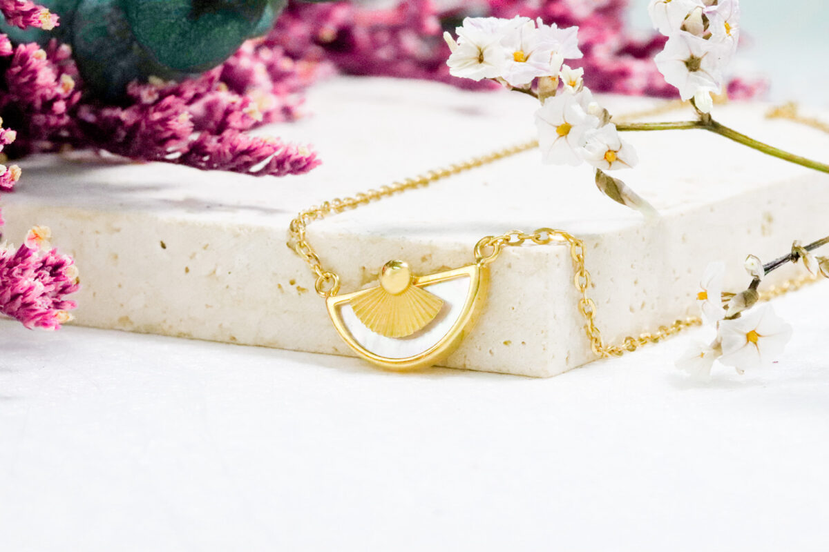 Nacre Kuori Fan Necklace