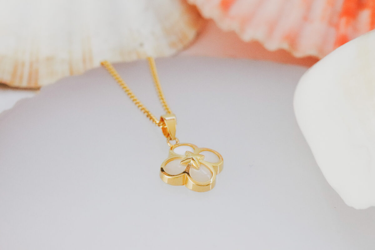 Clover Nacre Pendant