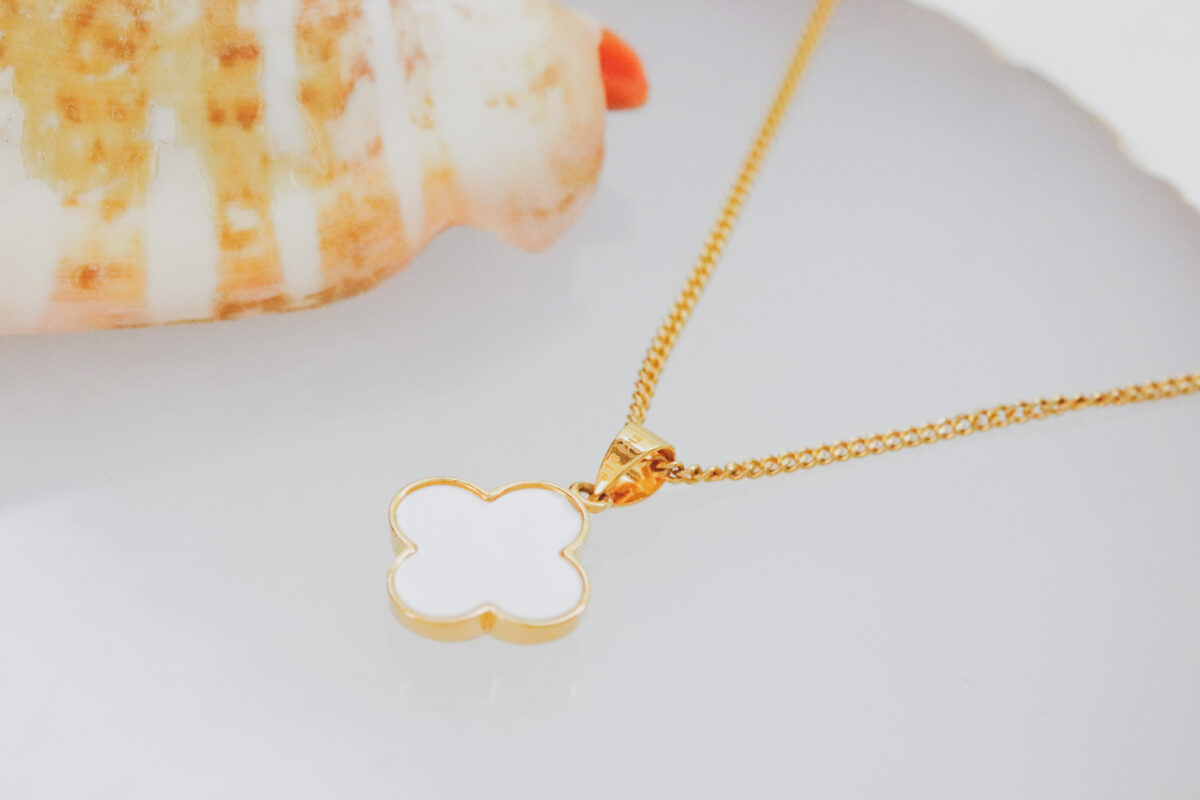 Clover Nacre Pendant