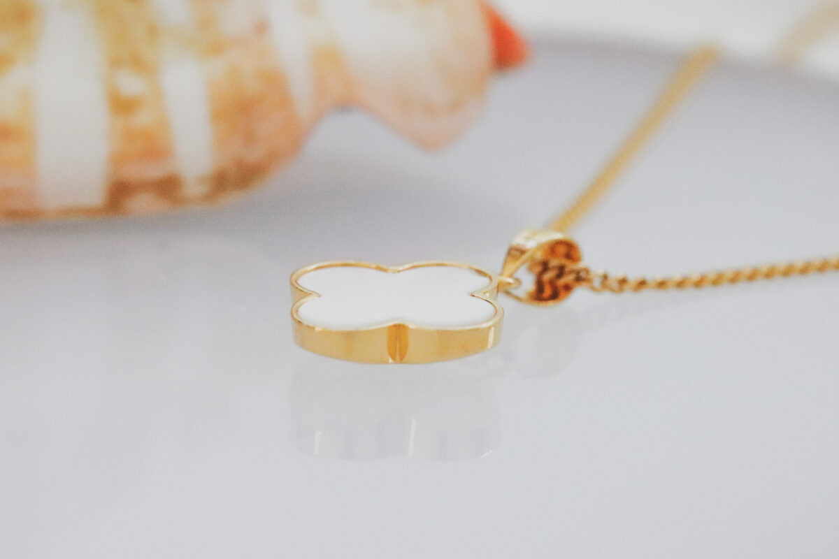 Clover Nacre Pendant